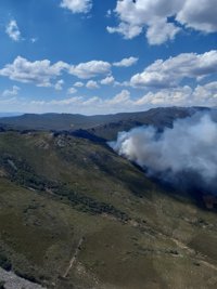Las altas temperaturas reactivan el fuego del Campo de Tiro del Teleno (León)