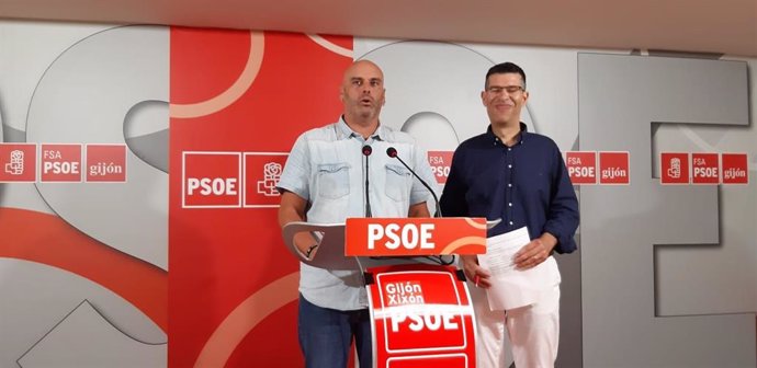 El secretario general del PSOE Gijón, José Ramón García, y el secretario de Formación del PSOE gijonés, Eduardo Infante, en rueda de prensa en la Casa del Pueblo (Gijón)