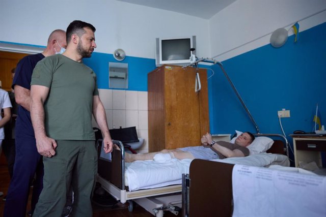 HANDOUT - 18 August 2022, Ukraine, Lviv: Ukrainian President Volodymyr Zelensky (R) visits a military hospital in Lviv.