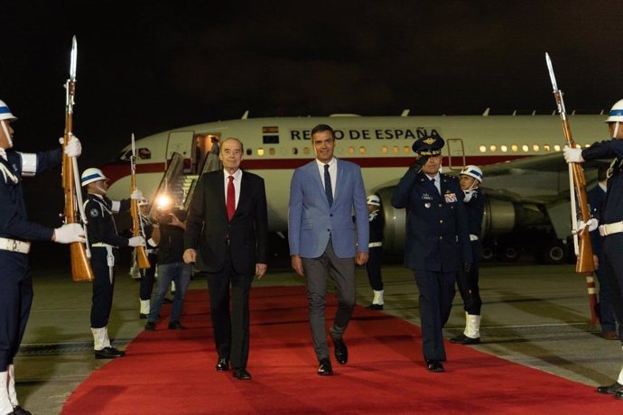 El presidente del Gobierno, Pedro Sánchez, fotografiado con corbata a su llegada a Colombia antes de reunirse con el presidente colombiano, Gustavo Petro