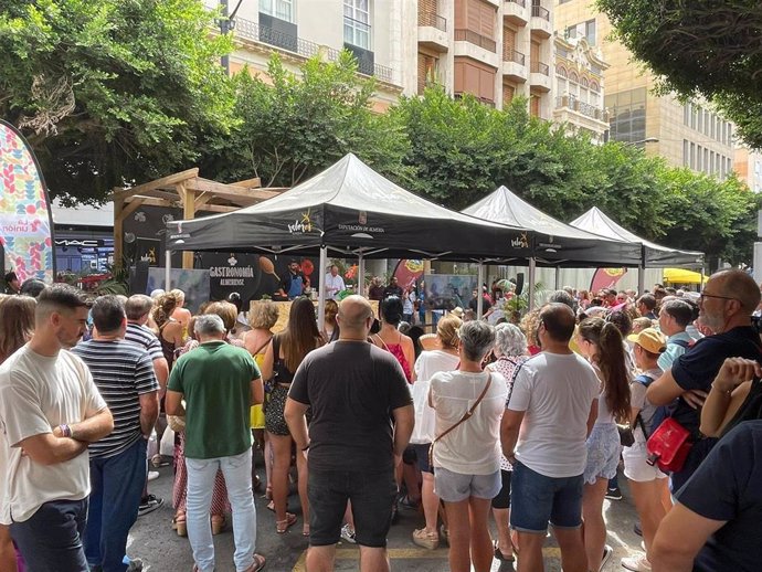 Demostración culinaria del chef Enrique Sánchez en el espacio gastronómico de la Feria de Almería.