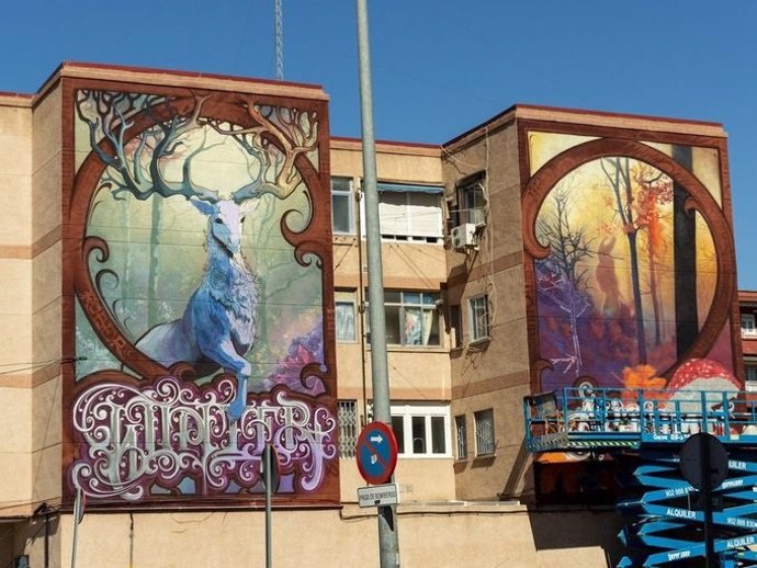 Uno de lso murales que se ultima en la avenida de Francisco Sauquillo de Fuenlabrada