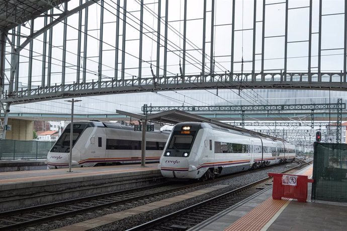 Trenes de cercanías parados en las vías de la estación de trenes, a 24  de agosto de 2022, en Santiago de Compostela, A Coruña, Galicia, (España). Los usuarios de Renfe en Galicia pueden adquirir desde hoy los abonos gratuitos. El Gobierno estima que la