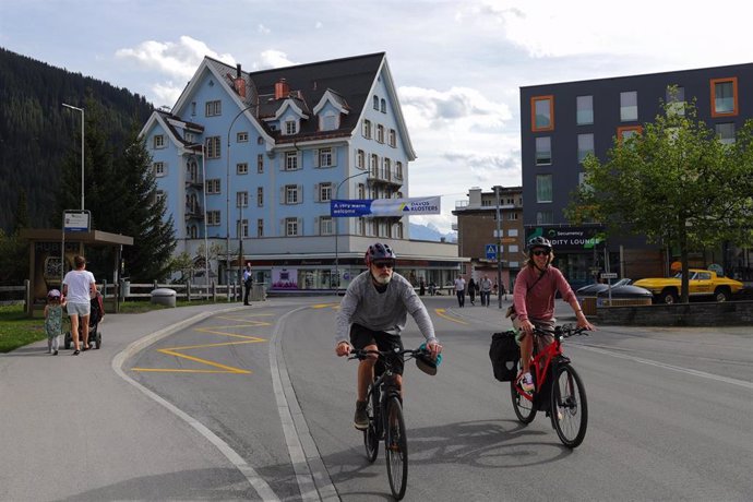 Archivo - Ciclistas en Davos durante la celebración del Foro Económico Mundial