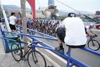 Miles de aficionados reciben la llegada de La Vuelta en Bilbao en el ecuador de su Aste Nagusia