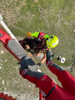 El helicóptero de Cantabria rescata a una senderista lesionada en Picos