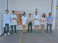 Miguel Ángel Gallardo se interesa por la producción artesanal de la kombucha en Fregenal de la Sierra