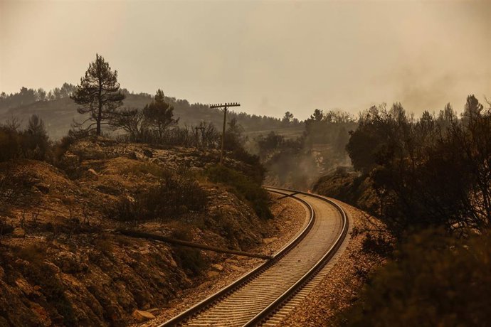 Vías del tren del trayecto entre Valncia y Zaragoza, a 17 de agosto de 2022, en Castellón, Comunidad Valenciana (España). Ayer varias personas que viajaban en tren resultaron heridas al salir del tren cuando paró por el incendio. Las llamas han quemado