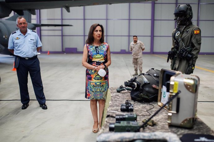 La ministra de Defensa, Margarita Robles, durante su visita al ALA 35 del Ejército del Aire y del Espacio, en la Base Aérea de Getafe, a 23 de agosto de 2022, en Getafe, Madrid (España).