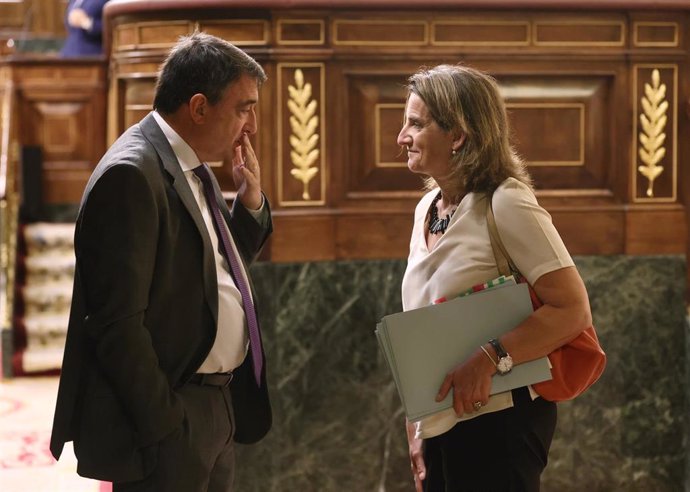 Archivo - El portavoz del PNV en el Congreso, Aitor Esteban, y la vicepresidenta tercera y ministra para la Transición Ecológica y el Reto Demográfico, Teresa Ribera, conversan en una sesión plenaria, en el Congreso