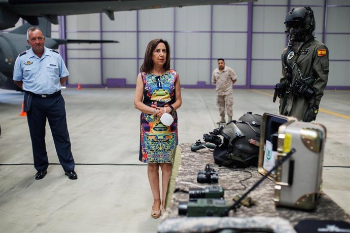 La ministra de Defensa, Margarita Robles, durante su visita al ALA 35 del Ejército del Aire y del Espacio, en la Base Aérea de Getafe, a 23 de agosto de 2022, en Getafe, Madrid (España). Getafe inició su vinculación con la aviación en 1911 al ser selecc
