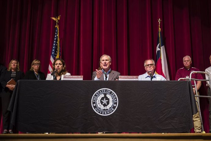Archivo - 27 May 2022, US, Uvalde: Texas Governor Greg Abbott (C), Uvalde Mayor Don McLaughlin (R) and Uvalde County District Attorney Mitchell Busbee (L) speak at Uvalde High School during a press conference about the Robb Elementary School shooting. A