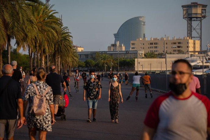 Archivo - Arxivo - Un home i una dona passegen a Barcelona, Catalunya