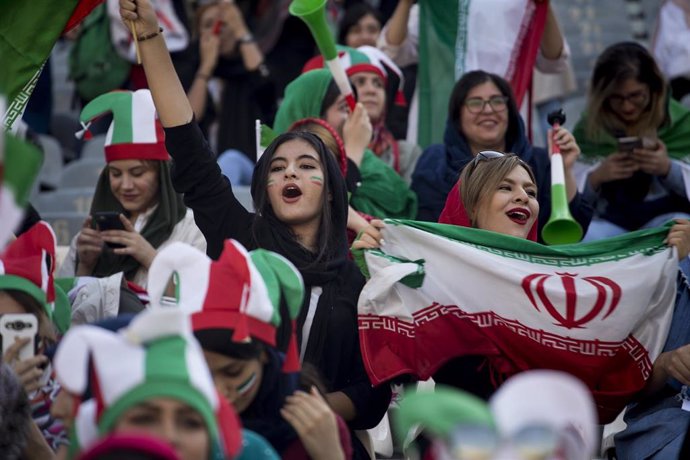 Archivo - Las mujeres asisten por primera vez desde la Revolución a un partido de fútbol en Teherán