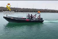 Rescatado en Melilla un migrante llegado a nado tras resultar herido con las hélices de un barco al que quiso subir