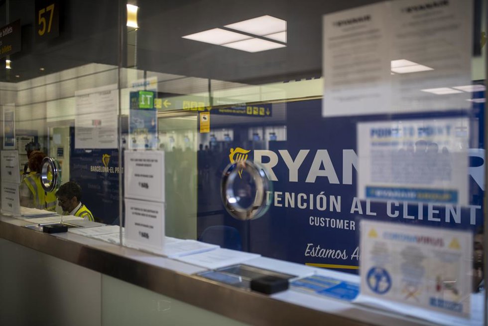 Ventanilla de Ryanair en el Aeropuerto Josep Tarradellas Barcelona-El Prat, a 8 de agosto de 2022, en Barcelona, Catalunya (España).  Se reanudan hoy las nuevas jornadas de huelga de los tripulantes de cabina de pasajeros (TCP) españoles de Ryanair y se