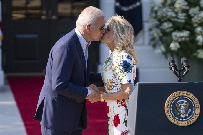 Archivo - El presidente de Estados Unidos, Joe Biden, junto a esposa, Jill Biden, en julio