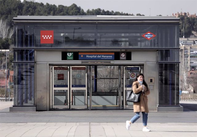 Archivo - Una mujer en las inmediaciones de la estación de Metro de la línea 7, de Hospital del Henares, a 10 de febrero de 2022, en Coslada, Madrid (España). Conocida como ‘MetroEste’, esta estación fue inaugurada el 11 de febrero de 2008. Forma parte de