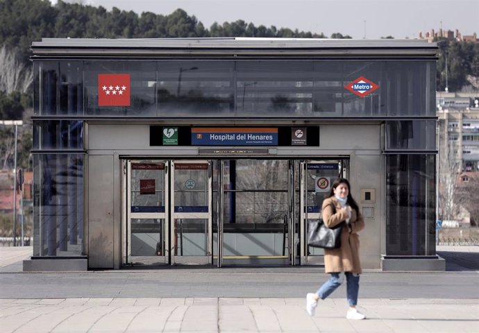 Archivo - Una mujer en las inmediaciones de la estación de Metro de la línea 7, de Hospital del Henares, a 10 de febrero de 2022, en Coslada, Madrid (España). Conocida como MetroEste, esta estación fue inaugurada el 11 de febrero de 2008. Forma parte 