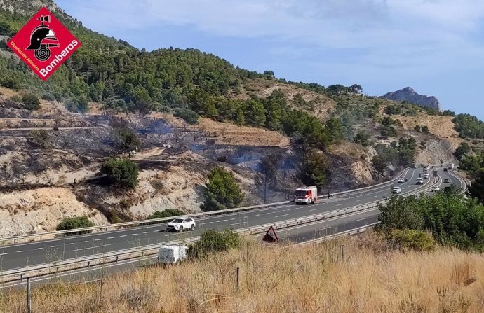 Incendio junto a la AP-7 a la altura de Calpe (Alicante)