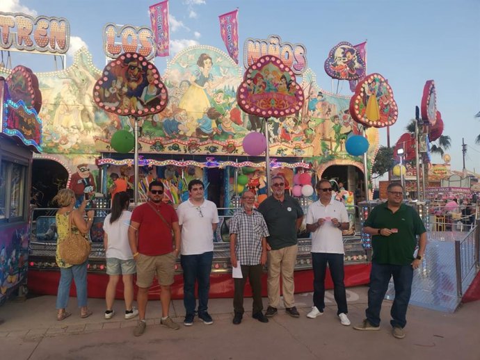 Los activistas de la Mesa en Defensa del Ferrocarril de Almería llevan sus protestas a la Feria