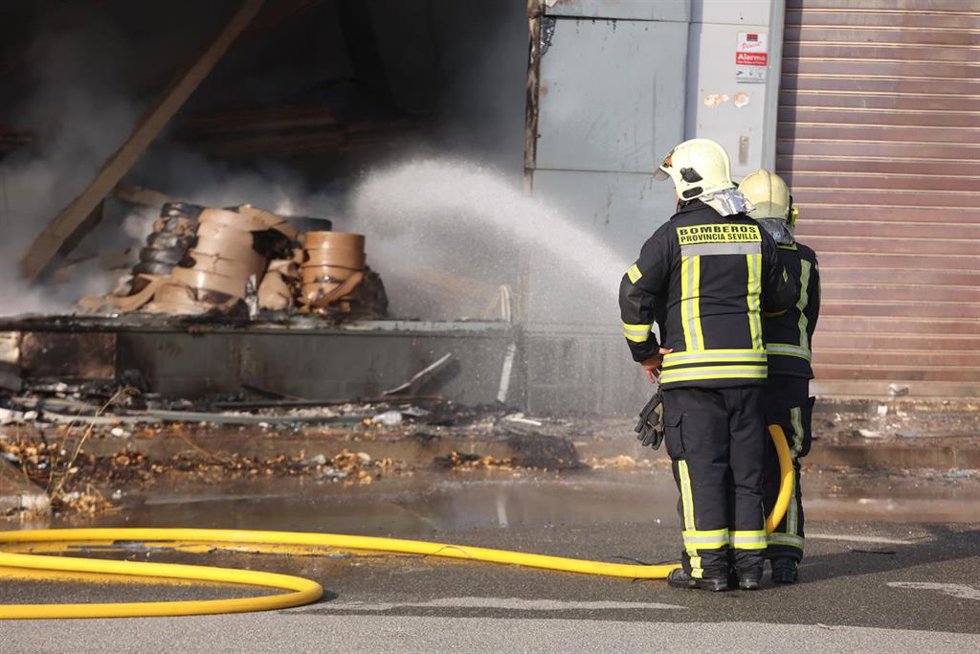 Bomberos durante unas labores de extinción