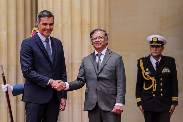 24 August 2022, Colombia, Bogota: Spanish Prime Minister Pedro Sanchez (L) welcomed by Colombian President Gustavo Petro ahead of their meeting. Photo: Mariano Vimos/colprensa/dpa
