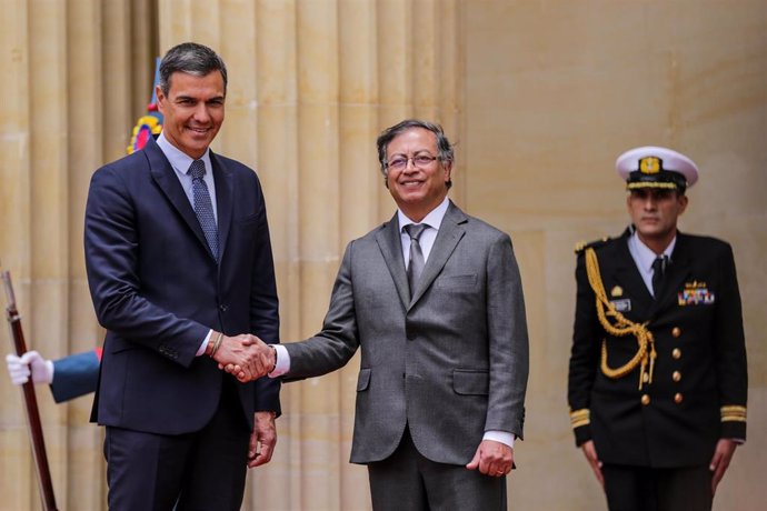 24 August 2022, Colombia, Bogota: Spanish Prime Minister Pedro Sanchez (L) welcomed by Colombian President Gustavo Petro ahead of their meeting. Photo: Mariano Vimos/colprensa/dpa