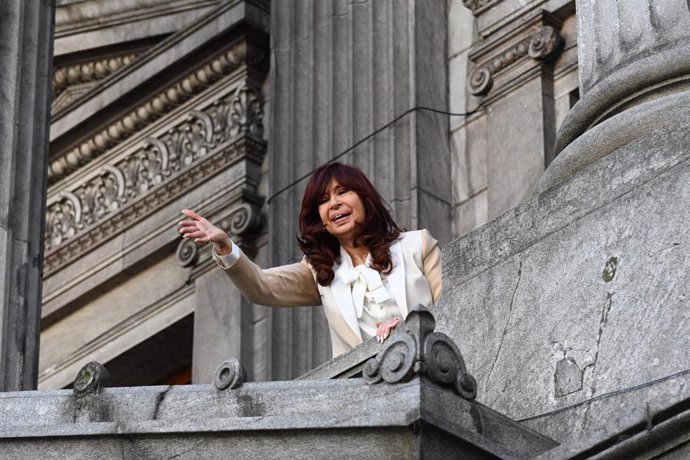 Cristina Fernández saluda a sus simpatizantes en Buenos Aires