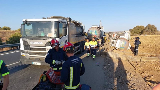Trasvase de la carga del camión accidentado en Niebla