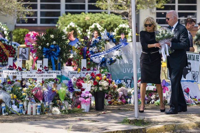 Archivo - Jill y Joe Biden depositan un ramo de flores por las víctimas de la matanza de Uvalde, Texas