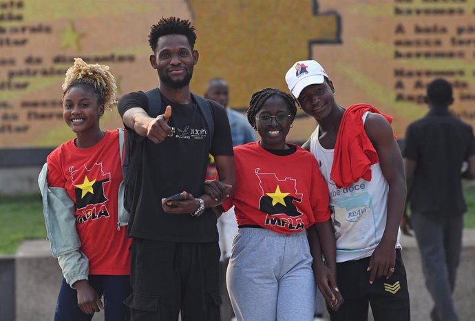 Seguidores del Movimiento Popular para la Liberación de Angola (MPLA) durante la jornada electoral.