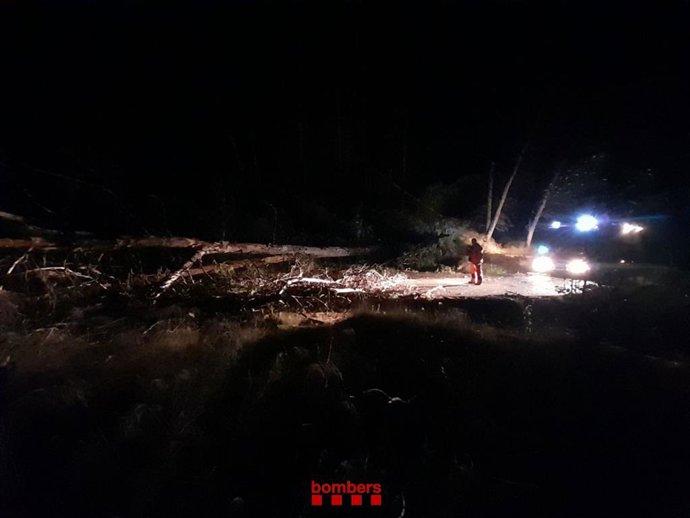 Imagen de un bombero tras los avisos recibidos por la tormenta en Lleida