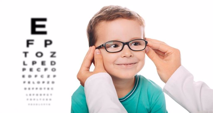 Archivo - Oculista pone las gafas nuevas a un niño.