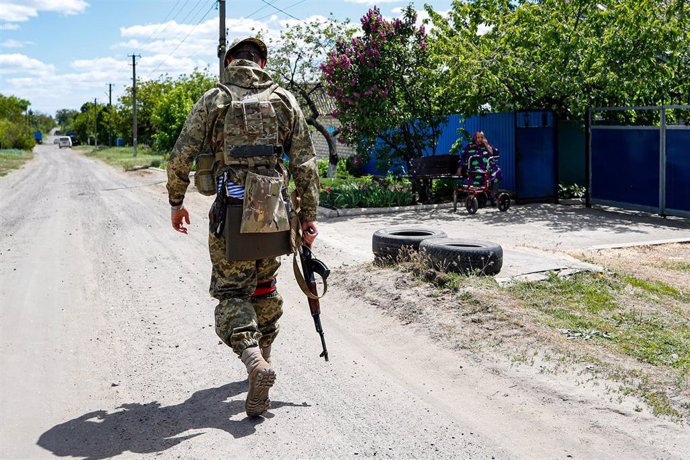 Archivo - May 17, 2022, Donetsk, Donbas, Donetsk, Donbas, Ukraine: A Ukrainian soldier from an intelligence patrols on the outskirt of the separatist region of Donetsk (Donbas), amid Russian invasion of Ukraine. The unit has been stationed in the region