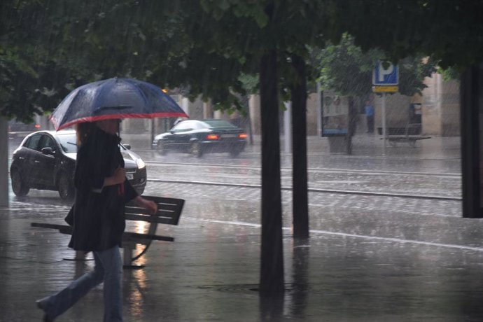 Archivo - Lluvia en Zaragoza. 