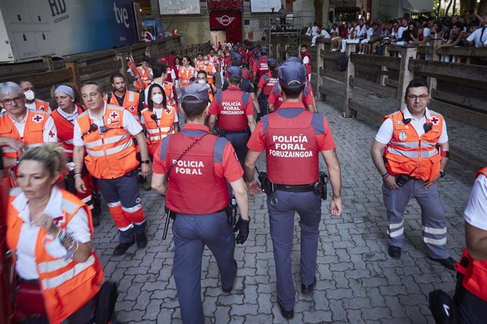 Archivo - Policías forales y miembros de Cruz Roja minutos antes del séptimo y penúltimo encierro de las Fiestas de San Fermín 2022 de la ganadería de Victoriano del Río Cortés, a 13 de julio de 2022, en Pamplona, Navarra (España).