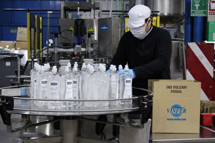 Archivo - Laboratorios Vinfer fabrica 200.000 litros de gel hidroalcohólico en marzo para garantizar el suministro a Hospitales y clientes