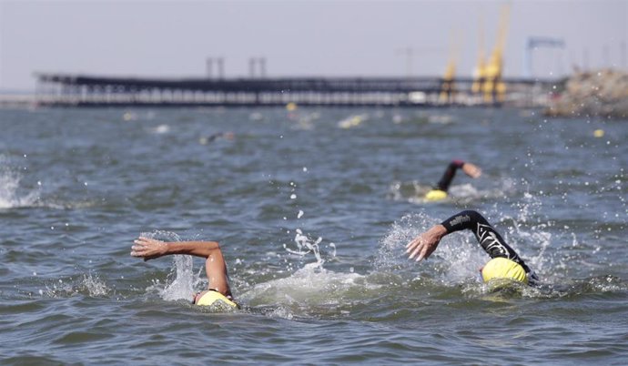 Archivo - Triatlon en el Puerto de Huelva.