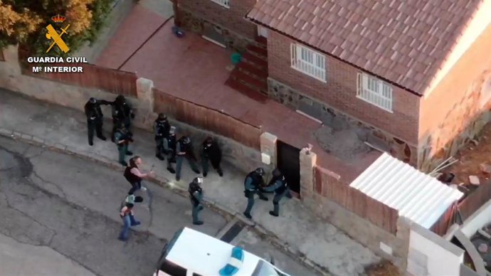 La Guardia Civil desmantela un cultivo 'indoor' de marihuana.