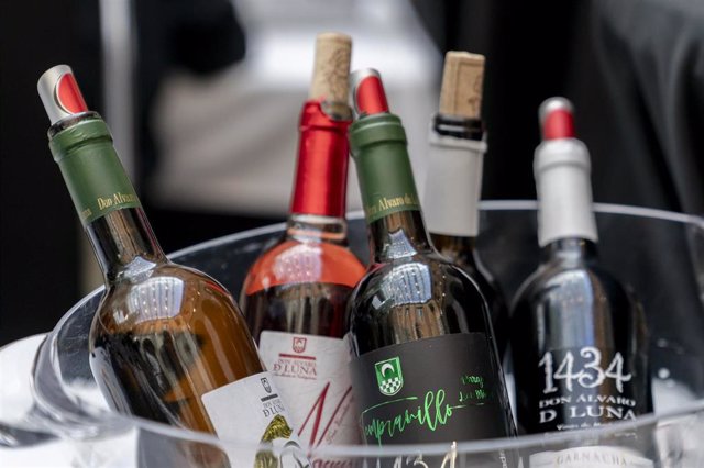 Archivo - Algunas de las botellas de vino expuestas durante la inauguración del XXI Salón de los Vinos de Madrid 