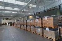 Robles visita el acuartelamiento que almacena las 200 toneladas de material militar listo para enviar a Ucrania