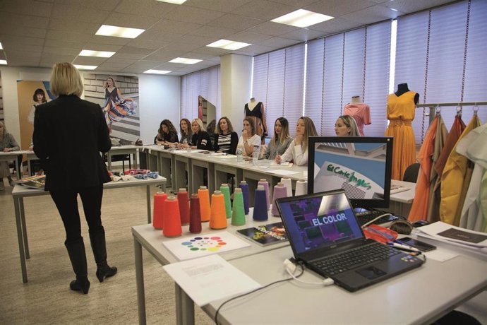 Archivo - El Corte Inglés impartió más de 1,4 millones de horas de formación a sus empleados durante 2021