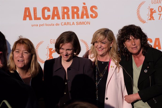 Archivo - La directora de la película Carla Simón (2i) posa en el preestreno de su película 'Alcarrs, a 26 de febrero de 2022, en Lleida, Cataluña (España). La película trata sobre cómo cada verano, en Alcarrs, la familia cultiva una gran extensión d