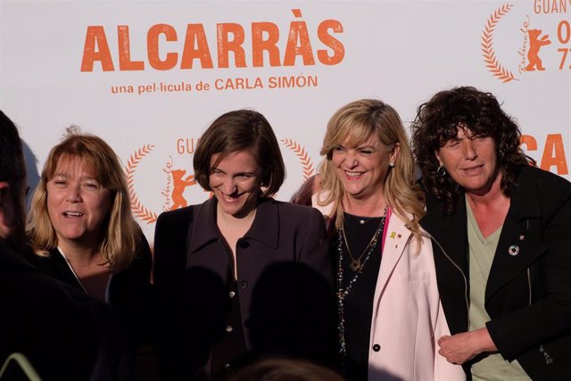 Archivo - La directora de la película Carla Simón (2i) posa en el preestreno de su película 'Alcarràs’