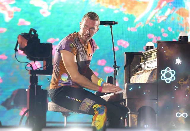 12 August 2022, United Kingdom, London: Chris Martin, the lead singer of Coldplay, performs on stage at Wembley Stadium in north London during the "Music of the Spheres" tour. Photo: Suzan Moore/PA Wire/dpa