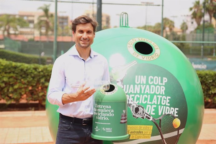 Archivo - David Ferrer, director de las Finales de la Copa Davis, con un contenedor de Ecovidrio