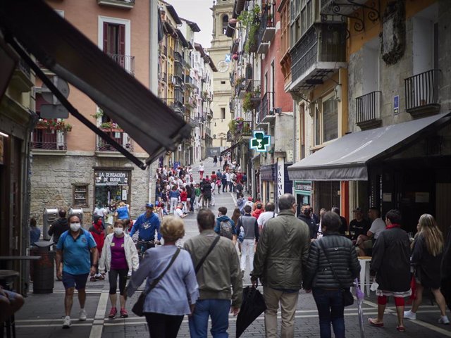Archivo - Un grupo de personas pasea por las calles de Pamplona.