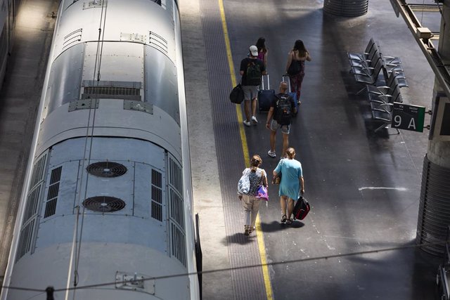 Varias personas caminan por un andén en la estación de Ave Madrid - Puerta de Atocha, a 8 de agosto de 2022, en Madrid (España). 