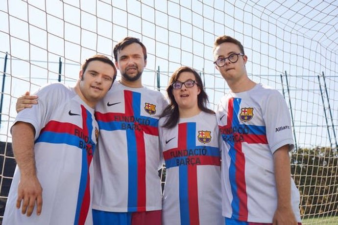 Jugadores del Fundació Bara Genuine con la tercera equipación azulgrana